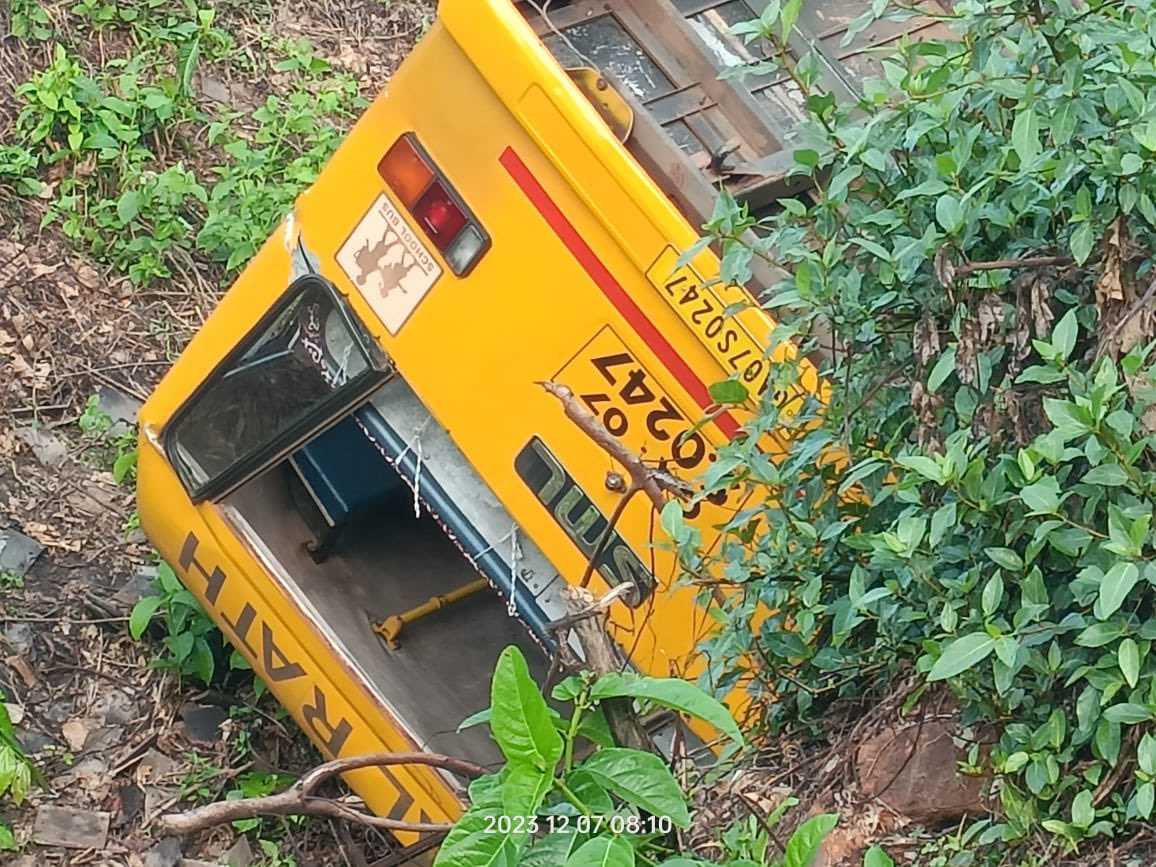 Yurialemao9's tweet photo. Disturbed with the Bus accident at Balli carrying 34 Students. 4 Students injured. Coordinating with Health Authorities and @Coll_SouthGoa to ensure immediate Medical Treatment to all injured. Praying for Speedy recovery of all injured. https://t.co/43lp8AP1he