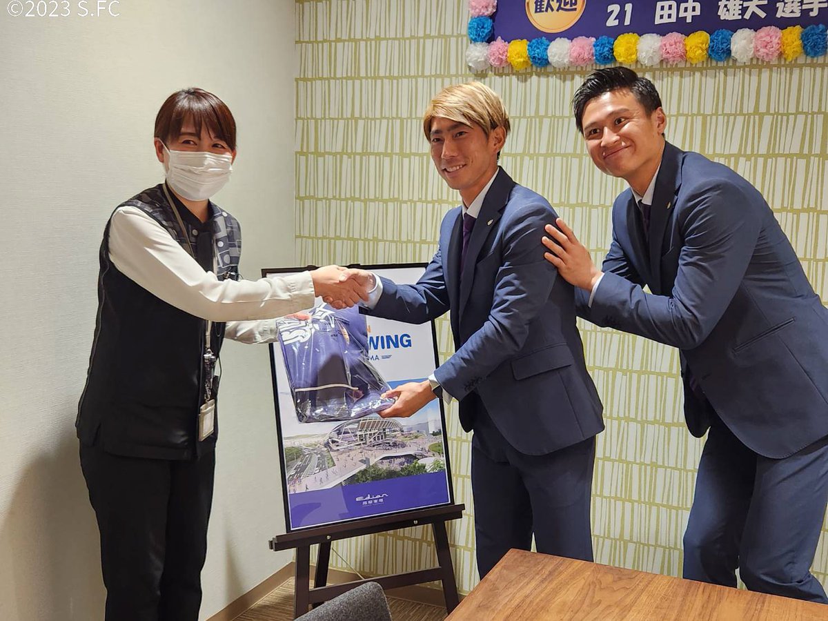 sanfrecce_SFC's tweet photo. 🏢パートナー企業訪問④🏢
今シーズン支えていただいたパートナー企業様へ選手が訪問しました。

#エディオン蔦屋家電 様
#エディオン海田店 様

お手製歓迎ボードでたくさんの従業員の皆様にお出迎えいただきました✨
多大なサポートを、ありがとうございました！

#sanfrecce #茶島雄介 #田中雄大 https://t.co/ijg90Z37Qy