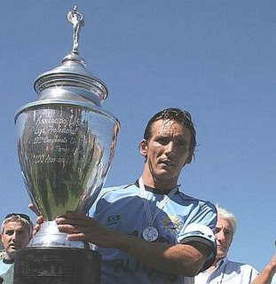 Un 7/12/2005 @Rochafutbolclub se consagraba campeón del Torneo Apertura, al vencer por 2-1 a Rampla Jrs. en el Estadio Mario Sobrero de Rocha, con goles de Luis Magureguy (2).

🔵⚪🔵Fue el primer equipo del interior en ganar un título profesional de <a href="/AUFOficial/">AUF</a> 🇺🇾