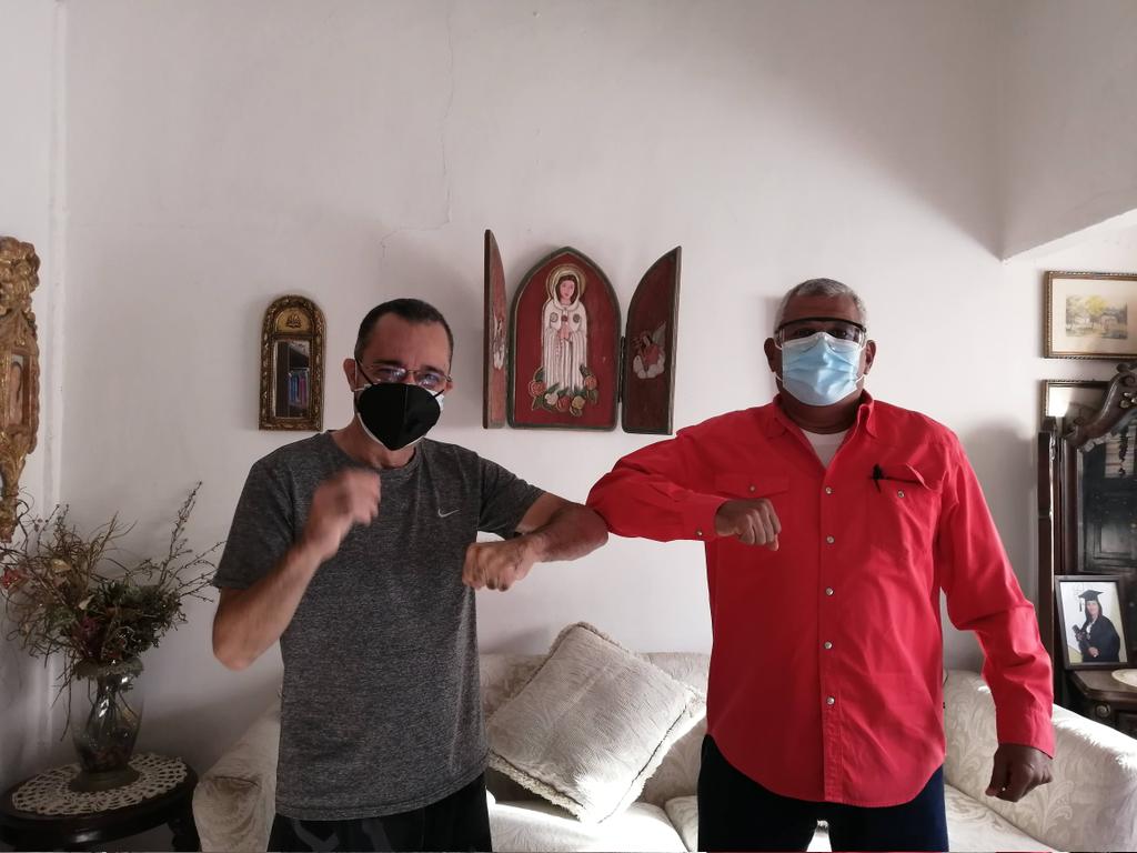 JChavezcarora's tweet photo. ...Duele profundo en el Alma cuando al hermano d luchas se le desvanecen los sueños y despide d este plano el amor d su vida.Cuanta tristeza y alegría vivida se entremezclan hoy, pero siempre Allice era bondad, sensibilidad y sobretodo humanidad hecha mujer. Gracias por tanto!! https://t.co/vEEXS8iYjW