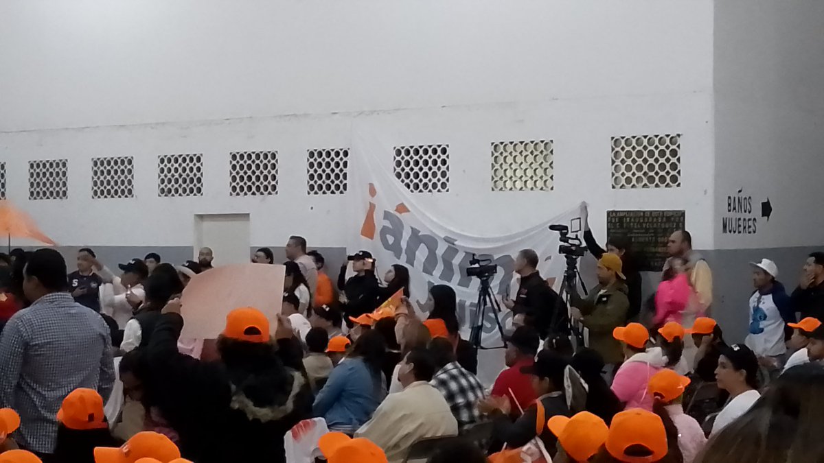 AnimoJalisco's tweet photo. Con paso firme el precandidato @pablolemus sigue sumando municipios, 125 es la meta 😉 escuchando a las y los jalicienses 🍊✌️
#ánimojalisco 
#lemusjalisco https://t.co/kKSkwhr2Gc