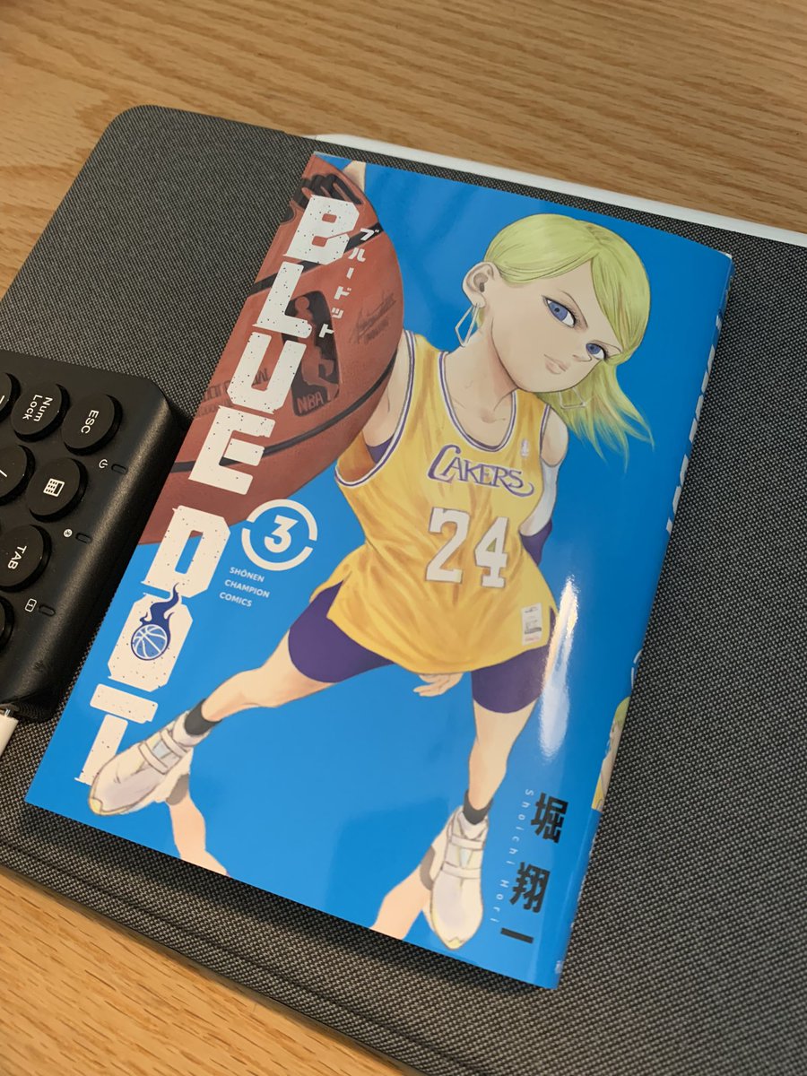 BluedotHori's tweet photo. 大変ご無沙汰しております。
少し脳のスイッチを切っておりました。
(事情わかる方だけお察し下さい…笑)

先日、ありがたいことに
Google Playのベストスポーツマンガ2023にブルードットが選出されました。
https://t.co/qpQtGe56jo
応援して下さった皆様のおかげです。
ありがとうございます。

そして、気が付いたら本日ブルードット3巻の発売です！
Googleが認めた(?!)本作をぜひお手に取ってみて下さい🏀🤲