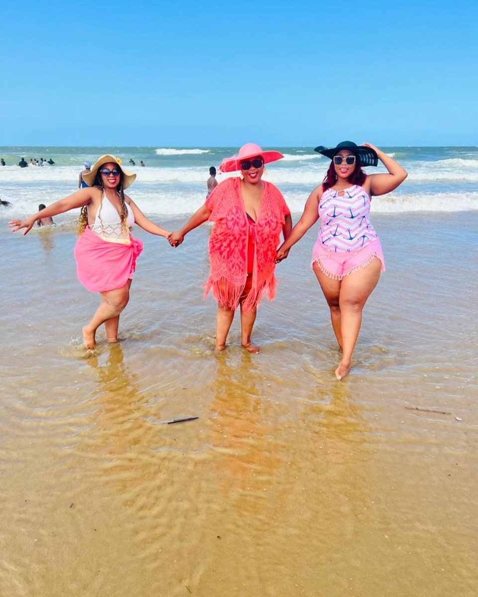 The holiday season is here with us officially, cheer up. #BBWBoss #BBW #SBBW #BigBeautifulWorld #bodypositivity #BBWBikini #plussize #Curvy #Confidence #Fashion