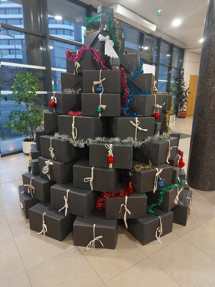 Les Archives des Yvelines participent au #challengesapin avec ce magnifique sapin en boîtes d'archives
Poke @Patrimoine78 @Archivistes_AAF