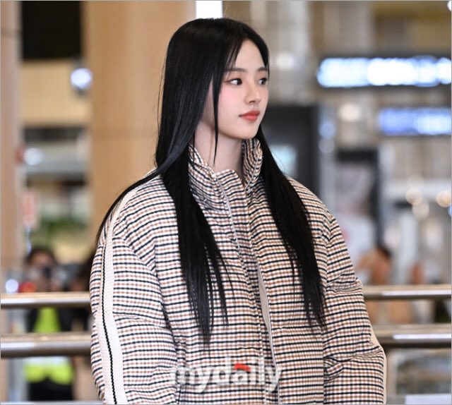 minjigallery's tweet photo. #MINJI at GMP Airport https://t.co/AKbWtRdYi5