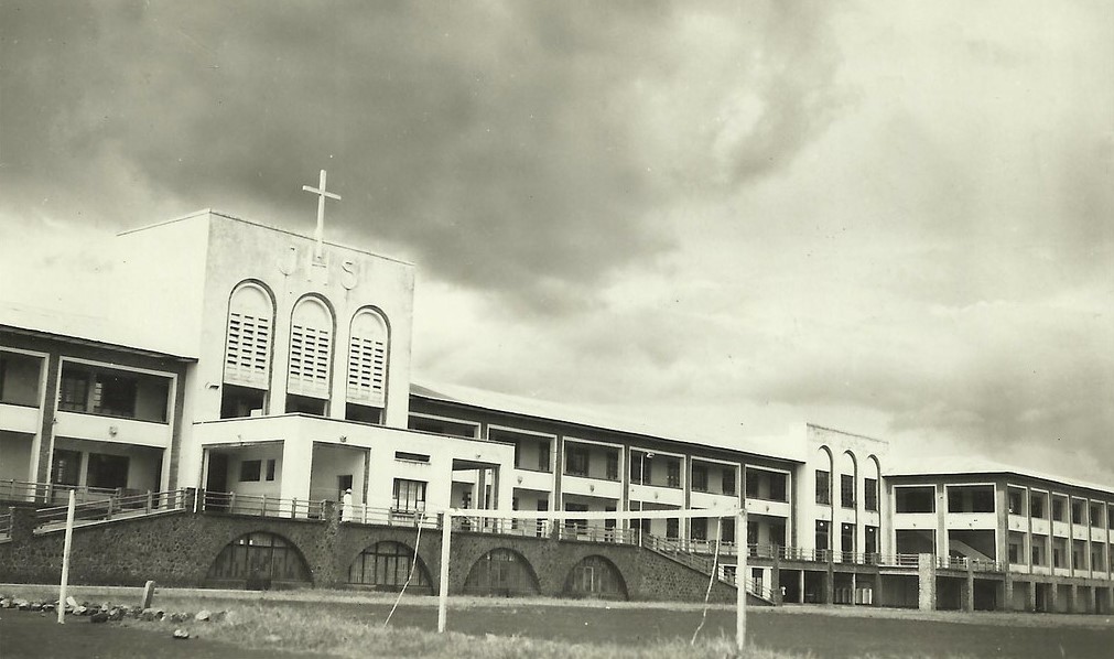 CE JOUR-LA... 7 déc 1938, le Collège "Saint Charles" voit le jour à Costermansville (Bukavu). En 1945, il devient "Notre Dame de la Victoire" puis, avec le vent de la Zaïrianisation, "Collège Alfajiri". A ce jour, c'est l'un des meilleurs établissements d'enseignement en RDC.