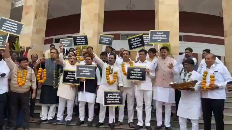 gallinews's tweet image. Khoke Sarkar 420, Nare Ke Saath Opposition Ka Protest At Nagpur Assembly Winter Session Day 1

Read Full News: bit.ly/3Rf8YZI

##WinterSession2023 #AssemblyProtest #breakingnews #dailynews #Day1Protest #Gallinews #KhokeSarkar #mumbainews #NagpurAssembly