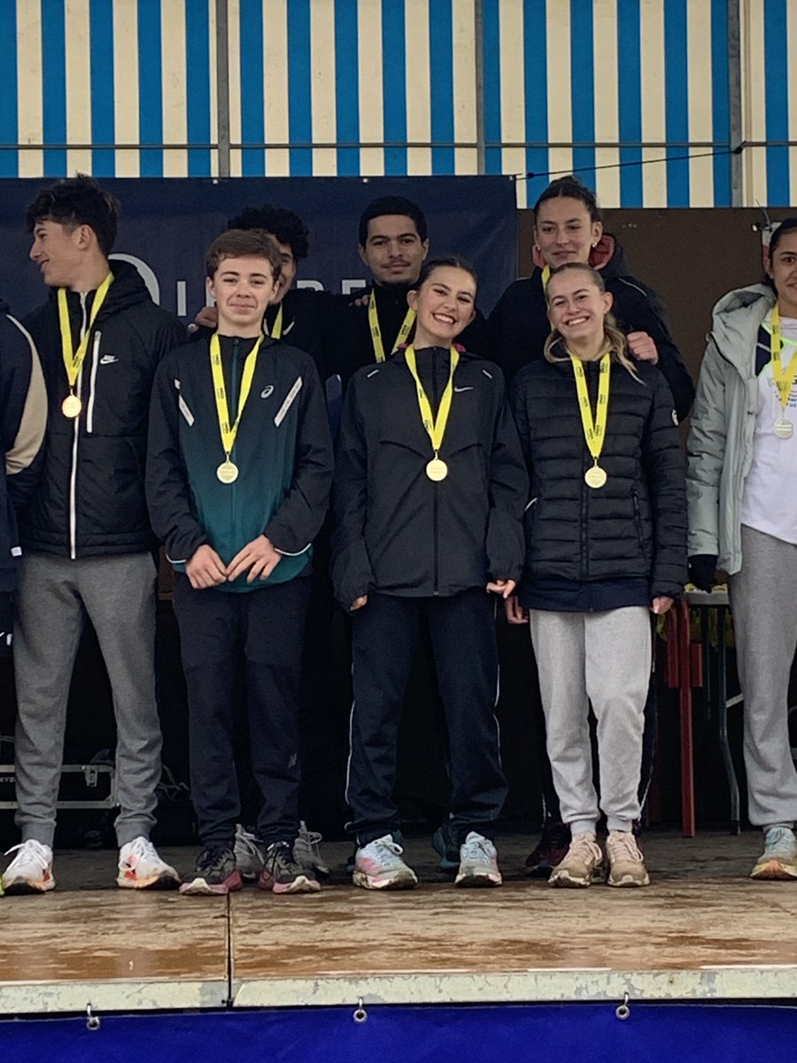 Le lycée a terminé champion d'académie de cross country à Nevers avec de très brillantes performances : 1er et 2ème en cadet garçons, 1ère en cadette filles 3 autres filles classées dans les 20 premières places.
Direction les championnats de France en mars à Dol de Bretagne.