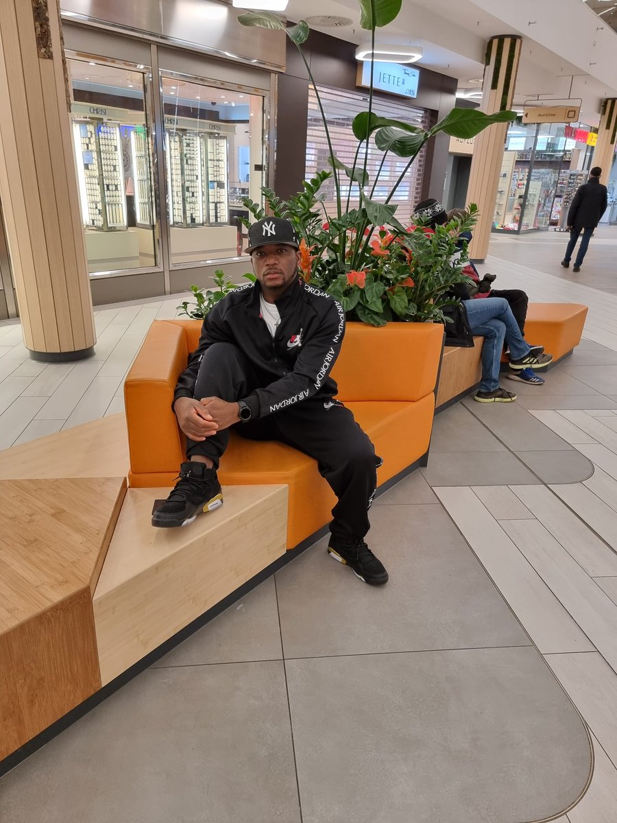 DukeYouthfor's tweet image. I am a proud YORUBA Man
You come for the Igbos, I take off my 
shirt and follow you down to your rat 
holes to drag you out and roast  you like bole. Bigots!!
 if there&apos;s anything tribe that contributes to the building of one Nigeria economic,then is Igbo.why the hate!?