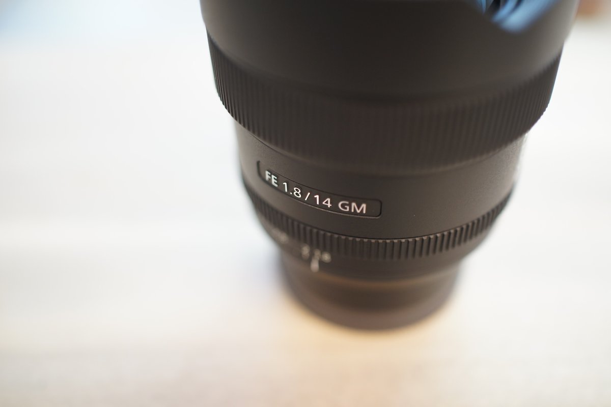 sanpoucamera's tweet image. 従来14ｍｍの単焦点は
F2.8から始まるレンズがスタンダードだった
2017年2月、SIGMAから登場した14ｍｍが
世界初のF1.8を実現し登場した
Artを冠するレンズ故に1,170gと
圧倒的な性能と重量も実現した
2021年SONYから登場した14ｍｍは460ｇ
こちらも日進月歩の凄さを
実感したレンズになる
＃14mm