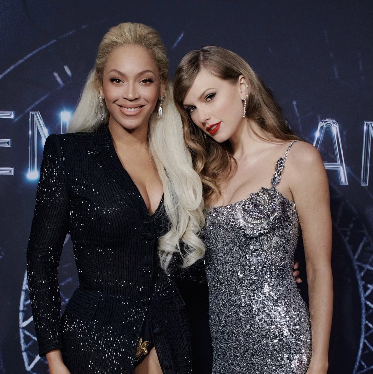 📝 Taylor, Beyoncé ile karşılaştırılması hakkında TIME dergisine konuştu: 'Bu yaz çok fazla stadyum turu vardı, fakat karşılaştırılan tek kişi ben ve Beyoncé olduk. Açıkça görülüyor ki iki kadını birbirine düşürmek medya ve stan kültürü için çok kazançlı bir şey.'