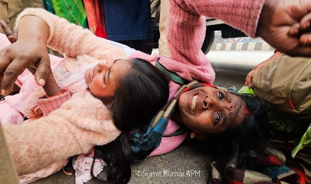 राशन और हिन्दू राष्ट्र का भ्रम लेकर अपने ही समाज का गला घोंटने वालों ज़रा समय निकालकर पढ़ लेना...

शायद आपतक ये खबर आजतक न पहुँची हो लेकिन
आंदोलन का आज 540 वाँ दिन है...
69000 शिक्षक भर्ती में हुए आरक्षण घोटाले के खिलाफ पिछड़े और दलितों के बच्चे सड़क पर 540 दिन से आंदोलन कर रहे