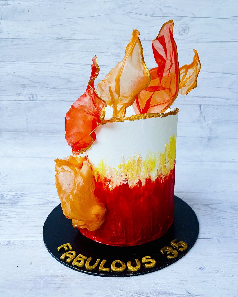 Conniescouturecakes tweet media
