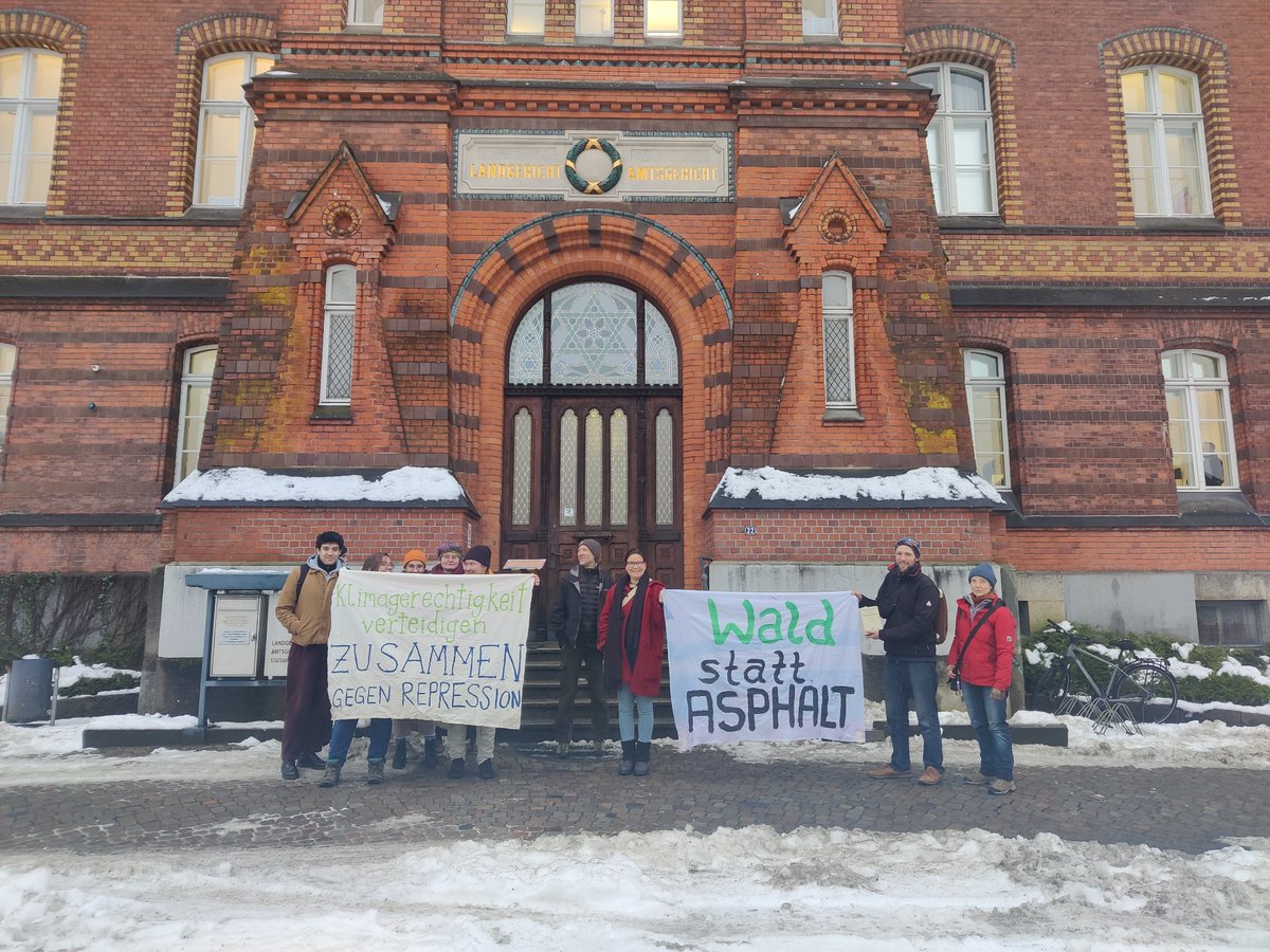 Heute um zehn startet vor dem Amtsgericht in Flensburg ein weiterer Prozess wegen der Bahnhofswald Besetzung. Vorwurf: Hausfriedensbruch