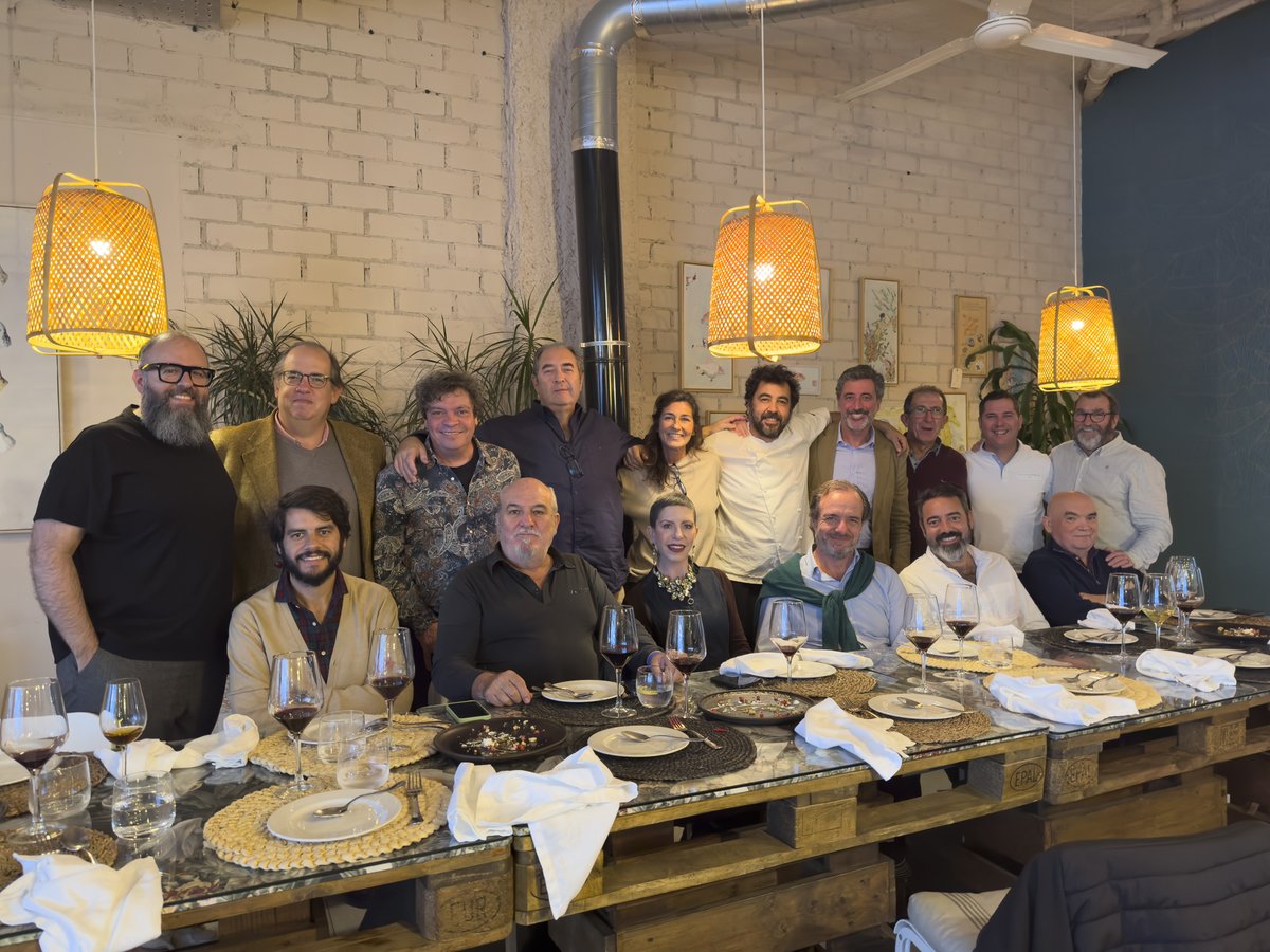 IAPHpatrimonio's tweet photo. Taller sobre la tortillita de camarones celebrado en restaurante #Aponiente que cierra la 1ª edición del Programa Andaluz de Cultura Gastronómica @AndaluciaComeCultura de @CulturaAND con patrocinio de @FundUnicaja y la colaboración de @FundacionOlivar https://t.co/A9MdAW0T5e