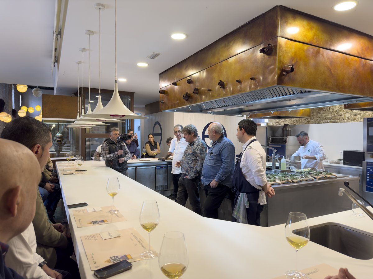 IAPHpatrimonio's tweet photo. Taller sobre la tortillita de camarones celebrado en restaurante #Aponiente que cierra la 1ª edición del Programa Andaluz de Cultura Gastronómica @AndaluciaComeCultura de @CulturaAND con patrocinio de @FundUnicaja y la colaboración de @FundacionOlivar https://t.co/A9MdAW0T5e