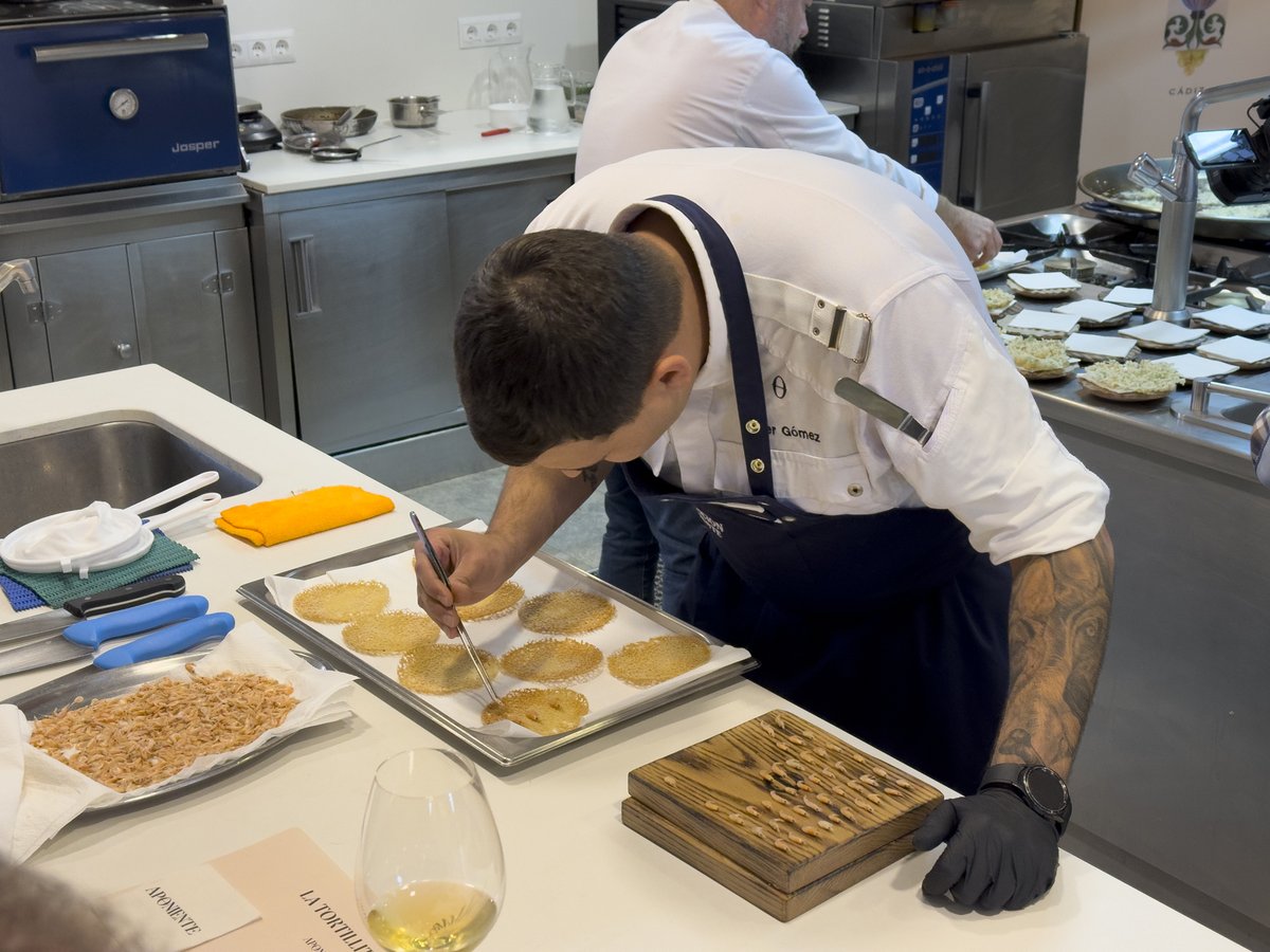 IAPHpatrimonio's tweet photo. Taller sobre la tortillita de camarones celebrado en restaurante #Aponiente que cierra la 1ª edición del Programa Andaluz de Cultura Gastronómica @AndaluciaComeCultura de @CulturaAND con patrocinio de @FundUnicaja y la colaboración de @FundacionOlivar https://t.co/A9MdAW0T5e