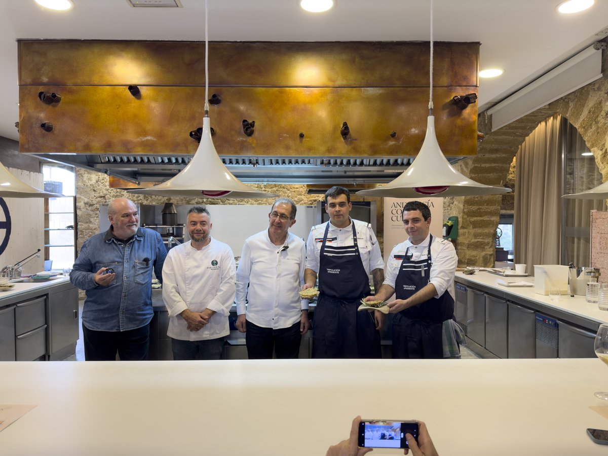 IAPHpatrimonio's tweet photo. Taller sobre la tortillita de camarones celebrado en restaurante #Aponiente que cierra la 1ª edición del Programa Andaluz de Cultura Gastronómica @AndaluciaComeCultura de @CulturaAND con patrocinio de @FundUnicaja y la colaboración de @FundacionOlivar https://t.co/A9MdAW0T5e