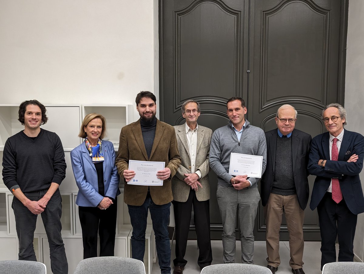 GRAM_multilat's tweet photo. ⭐️ Mercredi 6 décembre, dans les locaux de @sciencespo, les membres du Jury du Prix Léon Bourgeois 2023 ont eu le plaisir de récompenser nos deux lauréats, Arthur Boutellis (prix de la thèse), et Massimo Pico (prix du mémoire).

Félicitations ! 👏 @AfnuOnu @KofiAnnanFdn https://t.co/dhTZFVdmzL