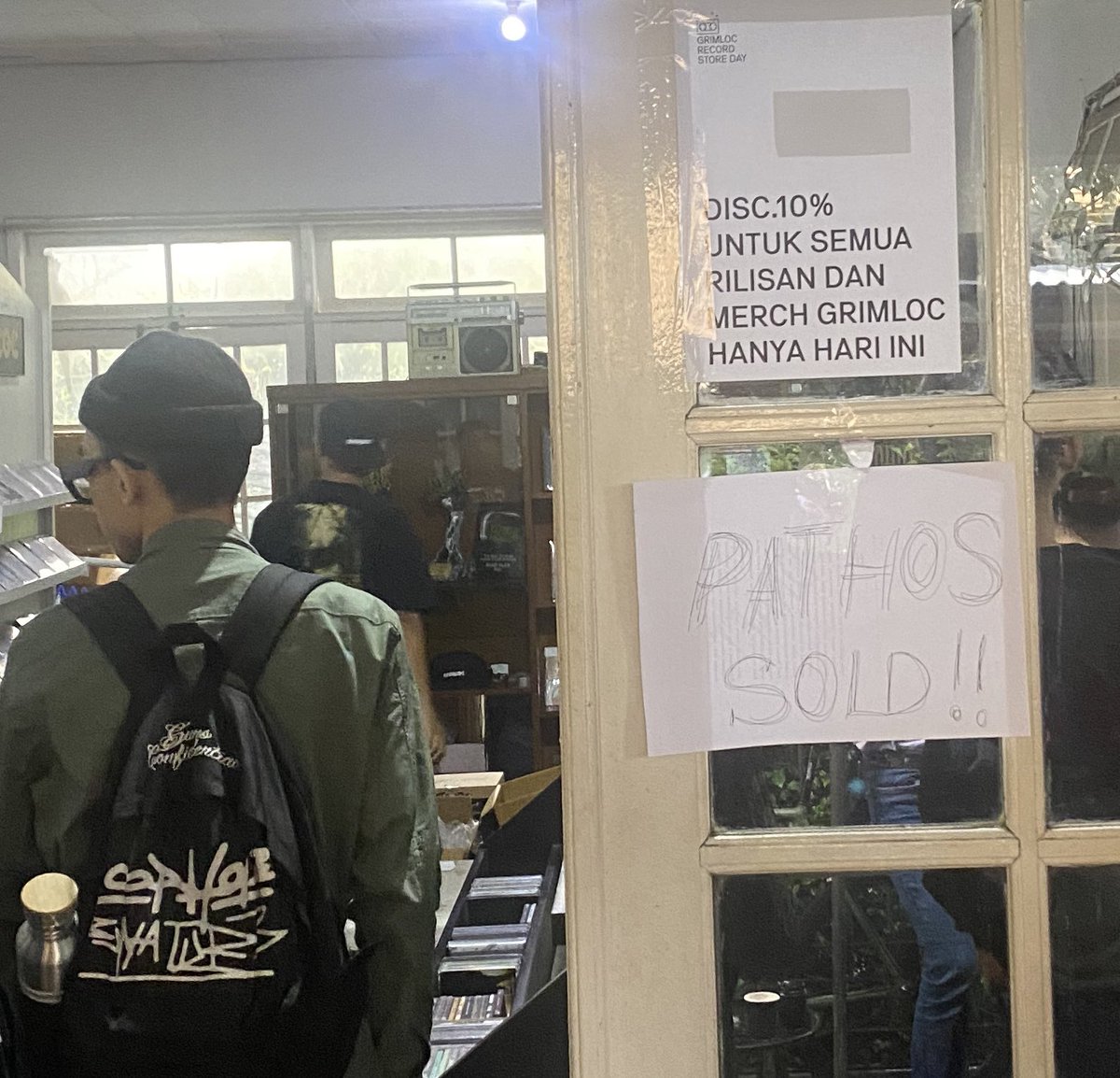 Mamang-mamang <a href="/GrimlocBDG/">IG: GrimlocRecords</a> said “Ya karena dibootleg juga gak bikin kami makin miskin.”

Graphic by yours truly