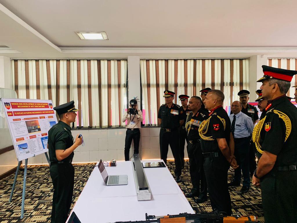 PRODefPune's tweet photo. General Manoj Pande #COAS delivered the valedictory address at the Engineer Officers’ Degree Engineering #EODE & Technical Entry Scheme #TES courses during the Scroll Presentation & Convocation Ceremony at the College of Military Engineering #CME, #Pune today. https://t.co/L2BnkDMFIr