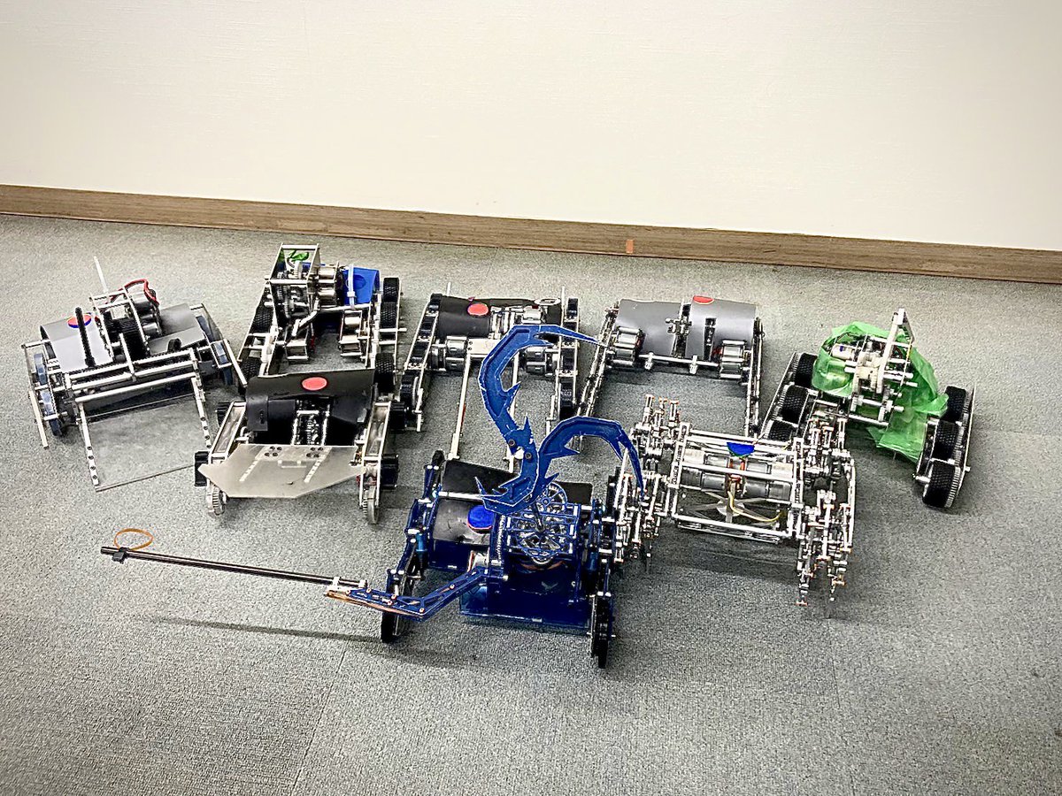 du_roboken's tweet photo. ロボット研究部では“学科や学年に関係なく”ものづくりの知識や技術を一緒に楽しく学ぶことができます🤖
ロボット製作未経験者や不器用な人でも「世界に１つだけのロボットを設計・製作」することができます🔰
ご興味のある方は S 棟 1 階ロボット工房までお越しください！
#大同大学  #春から大同大学 https://t.co/fc4910VSJH