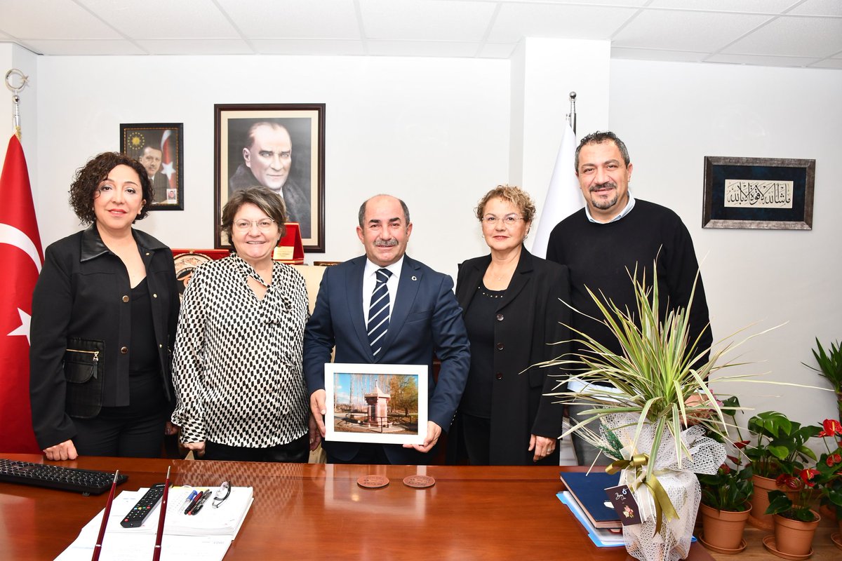 Antalya Özel Okul Öncesi Eğitim Kurumları Derneği Başkanı Nilay AKBAŞ ve Yönetim Kurulu Üyeleri İl Müdürümüz Galip SÖKMEN'e hoş geldiniz ziyaretinde bulundular. Ziyarette Nilay AKBAŞ Müdürümüzün köyünde bulunan meshur çeşme resmini Müdürümüze hediye etti. <a href="/24Galip/">Galip SÖKMEN</a>