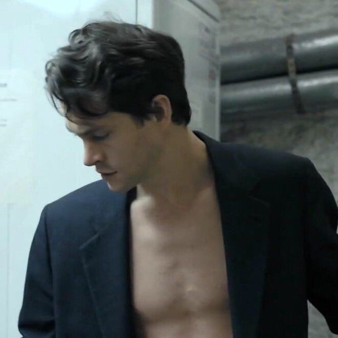 ៸៸  รู้ดีว่า ที่ที่ผมอยู่มันไม่ได้มีคนชุลมุน จนเกิดความประหม่า แต่ยังไง นี่ก็ไม่ใช่ความขี้เกียจ 

     ผมไม่อยากหอบผ้าลงไปซักข้างล่างนั่นเลย แต่คุณพ่อก็ไม่อยู่ที่นี่แล้ว

        .

        .

      โอเคร  ตอนนี้ไม่มีเสื้อจะใส่ ..   ᵕ᷄≀ ̠˘᷅