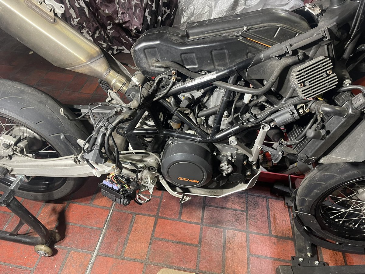 digitabull1968's tweet photo. KTMを丸裸に。(^^)
これが本当のネイキッド?!
#KTM
#duke690 https://t.co/7ygsz99fP6