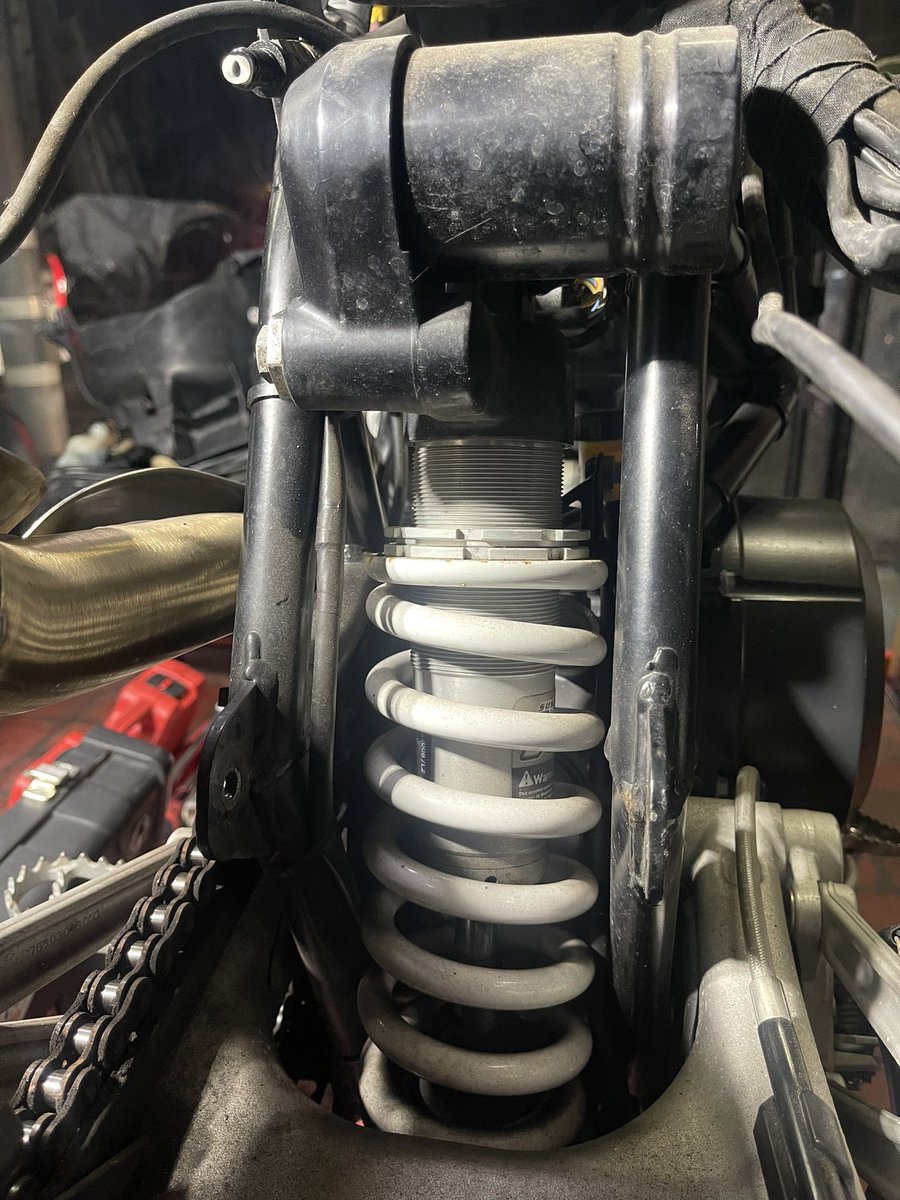 digitabull1968's tweet photo. KTMを丸裸に。(^^)
これが本当のネイキッド?!
#KTM
#duke690 https://t.co/7ygsz99fP6