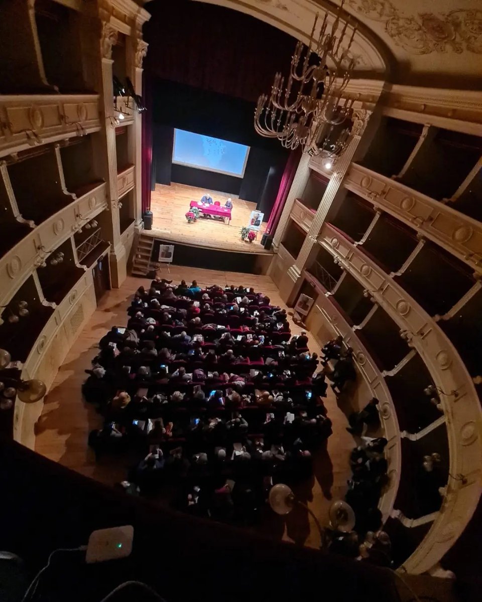 Residenzartisti's tweet photo. Nelle foto di Luca Del Pia per @kilowatt_fest i momenti salienti dell’Incontro Nazionale delle Residenze Artistiche al Teatro Comunale Mario Spina di Castiglion Fiorentino, a cui hanno partecipato 39 relatori e 132 rappresentanti dei progetti di residenza.

#residenzeartistiche https://t.co/UCUTslqtyq