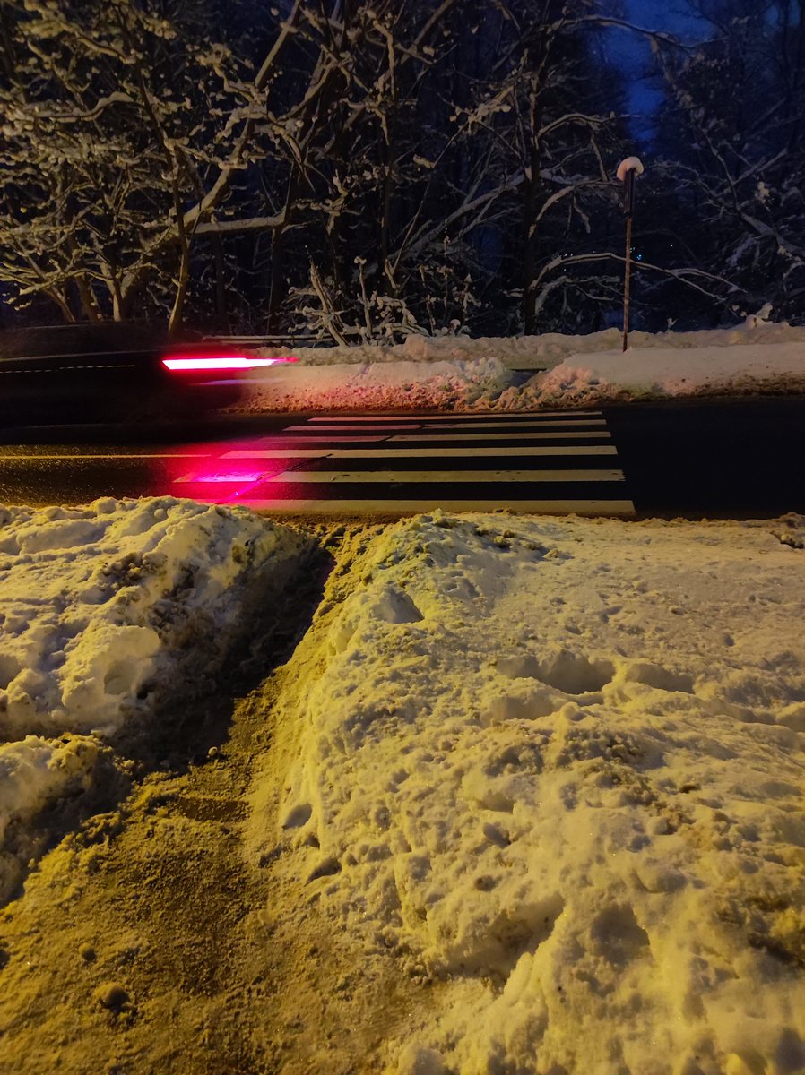 Protams, tad nav centrs, bet gājēju pāreja Ezermalas ielā, blakus Mirdzas Ķempes ielai.
Tur pat kājāmgājējiem nav viegli tikt uz/no pārejas, kur nu vēl ar riteni, ratiem utt.  Kas ir jāietago, lai tie sniega vaļņi pazūd?