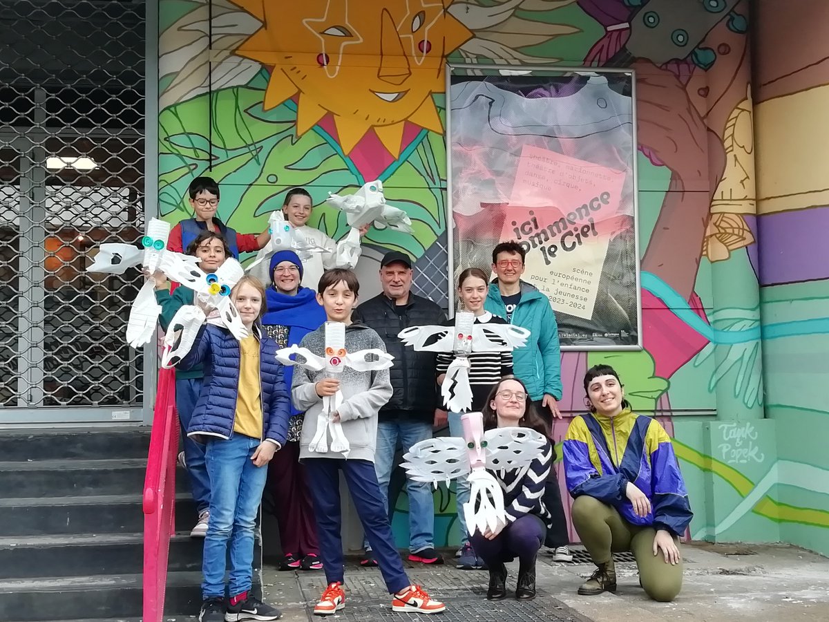 bibiartist's tweet photo. Retours sur l'aventure Gazouillis #2 avec des ateliers parents, enfants, seniors.
Destination : 400 oiseaux en bidons et bouteilles recyclés.
Le projet est participatif, local et destiné à être reprogrammé.
#bibi #plastique #fetedeslumieres #lyon8 #installationart https://t.co/DWQF4NMrIL