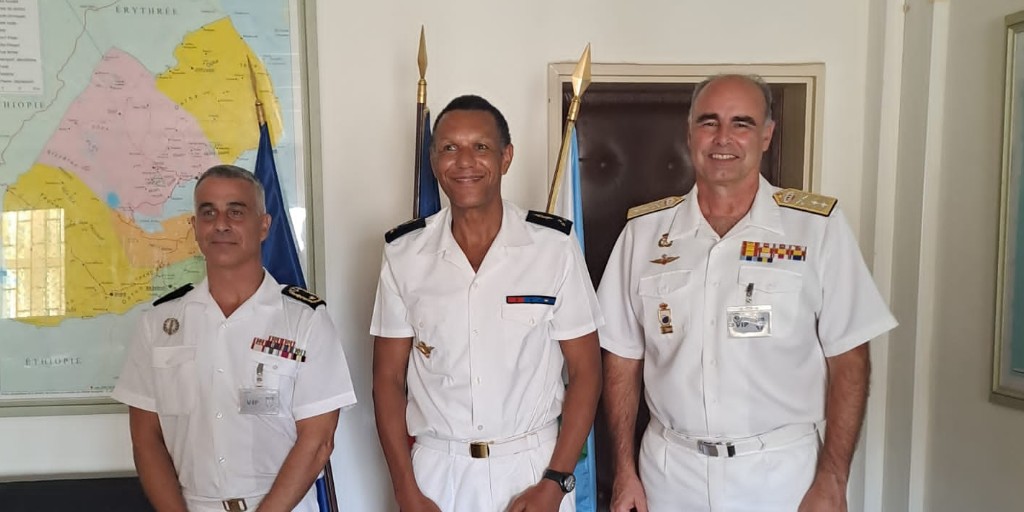 Great opportunity to meet in person with @FFDJ_Officiel COMFOR MG Boite, appreciating the tireless efforts & commitment to #OperationAtalanta. Also introduced the current FCDR Commodore Martins de Brito, #EUNAVFOR Force Commander for the coming months. @eu_eeas @MarinhaPT