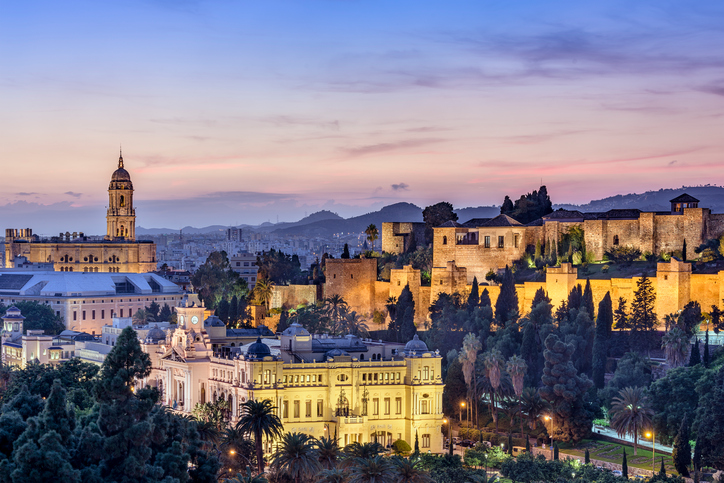 En MÁLAGA se encuentran algunos de los pueblos más bonitos de España.🏘️ Compra tus billetes y descubre su cultura. 👉ow.ly/LUtY50Qf2kn