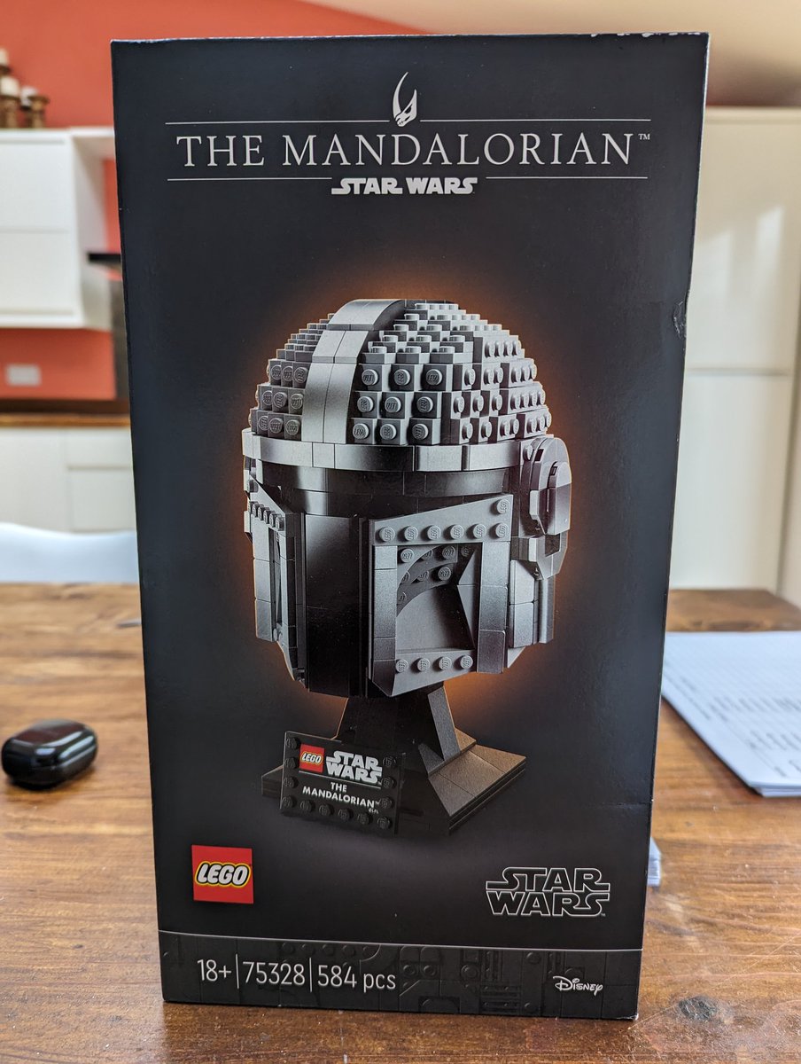 When you're home alone recovering from a severe chest infection, bored stiff and then this arrives courtesy of your big brother!
#LEGO #StarWars #TheMandalorian