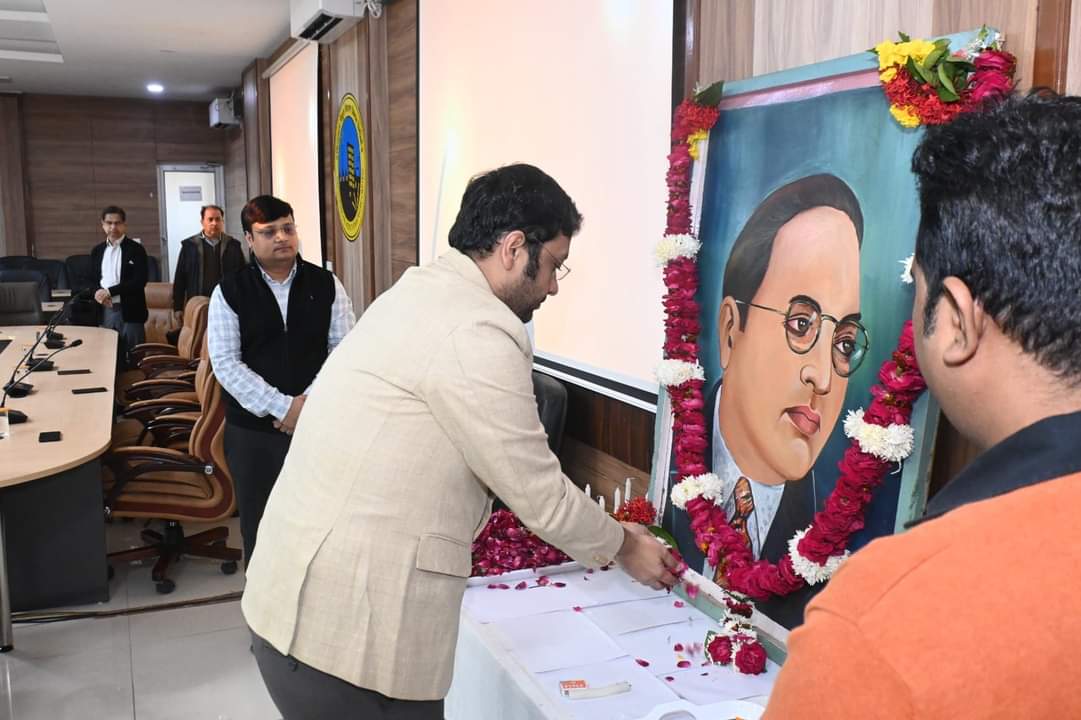 संविधान निर्माता भारत रत्न डॉ0 भीमराव आंबेडकर के महापरिनिर्वाण दिवस पर 06 दिसम्बर 2023 को आगरा  मुख्यालय पर   आंबेडकर जी की तस्वीर पर पुष्प सुमन अर्पित कर श्रद्धांजलि दी गई व बाबा साहेब के समतापूर्ण समाज की परिकल्पना पर विचार कर उसे आत्मसात करने हेतु प्रेरित किया गया। ।