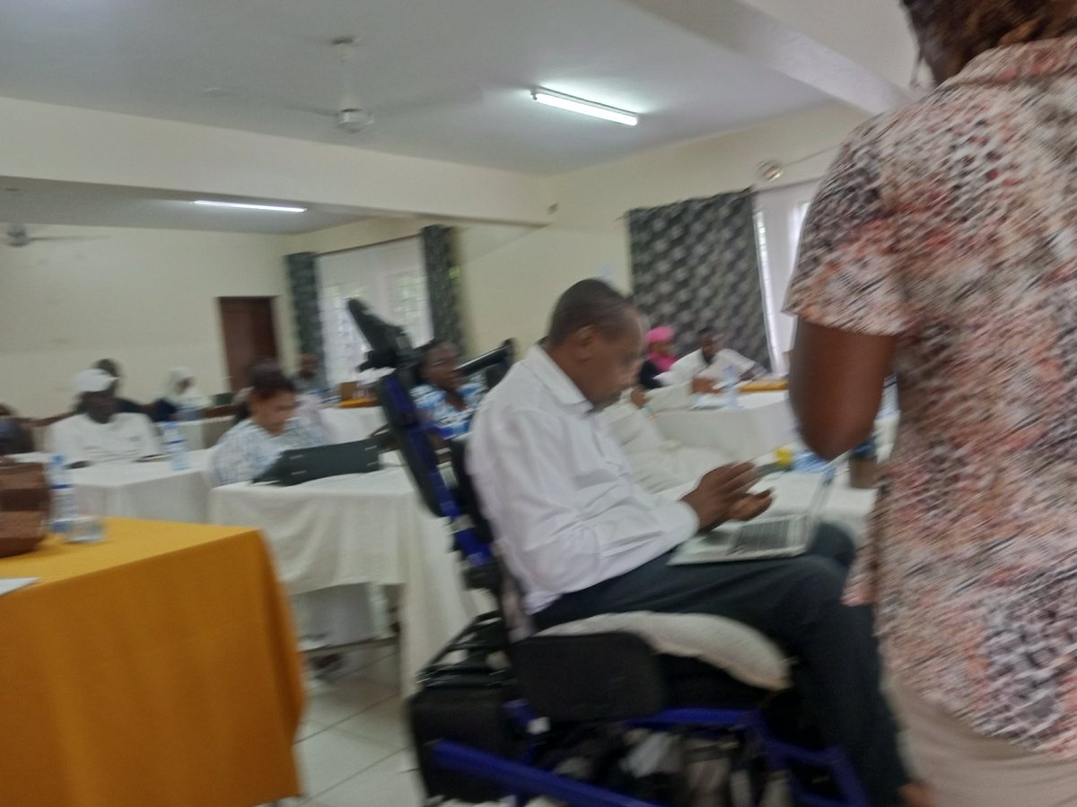 wilsonlore4's tweet photo. Today I got an opportunity  to represent @MombasaYACH for a workshop through @MombasaCountyKe , different stakeholders and radio presenter's from Mombasa Main reason for the workshop it's Data collection of COVID-19 cases previous years,we experience still COVID-19 cases https://t.co/Zfpb3gbru7