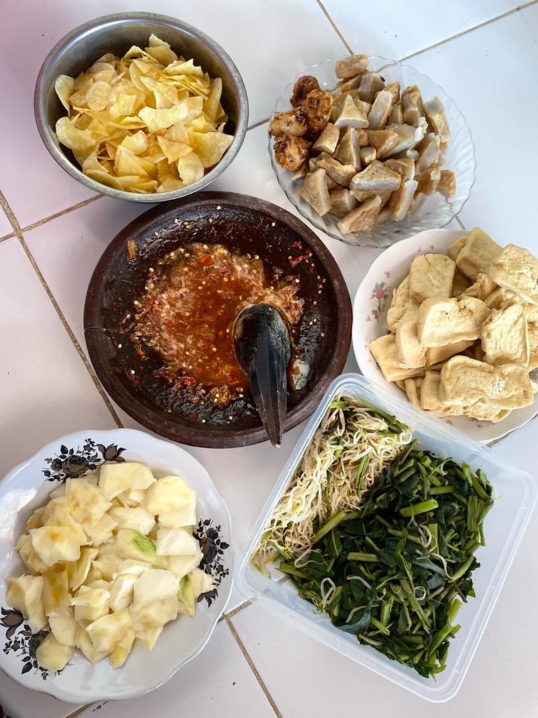 Daily_sibunga's tweet photo. @tanyarlfes Rujakannn 🤤 siapa disini yg suka rujak 😅 https://t.co/H9yJHLS3RT