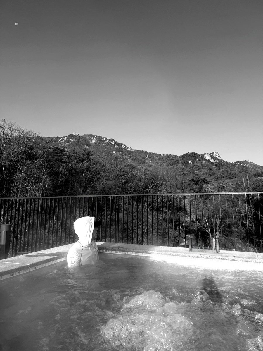 1201jb's tweet photo. 검은 호수에서 아가사를 기다리는 로이 https://t.co/c9vH9j7I87