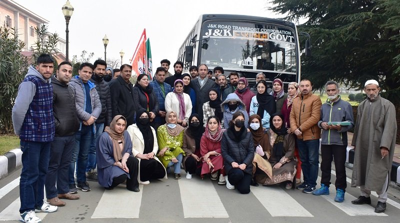 RisingKashmir's tweet photo. #VCSKUAST-K flags off 19 #FoodTech #students for #nationalexposure visit
@skuast_kashmir
https://t.co/nxecXbs3WO https://t.co/VwmfllvDIJ