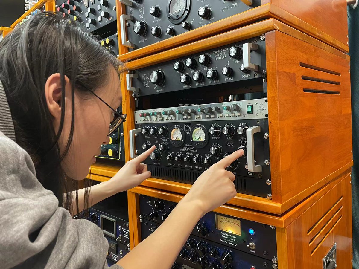 Our client play with his Gyraf G22 
#mastering #analog #compressor #proaudio #amplife #mixer #compeq #dictator📷