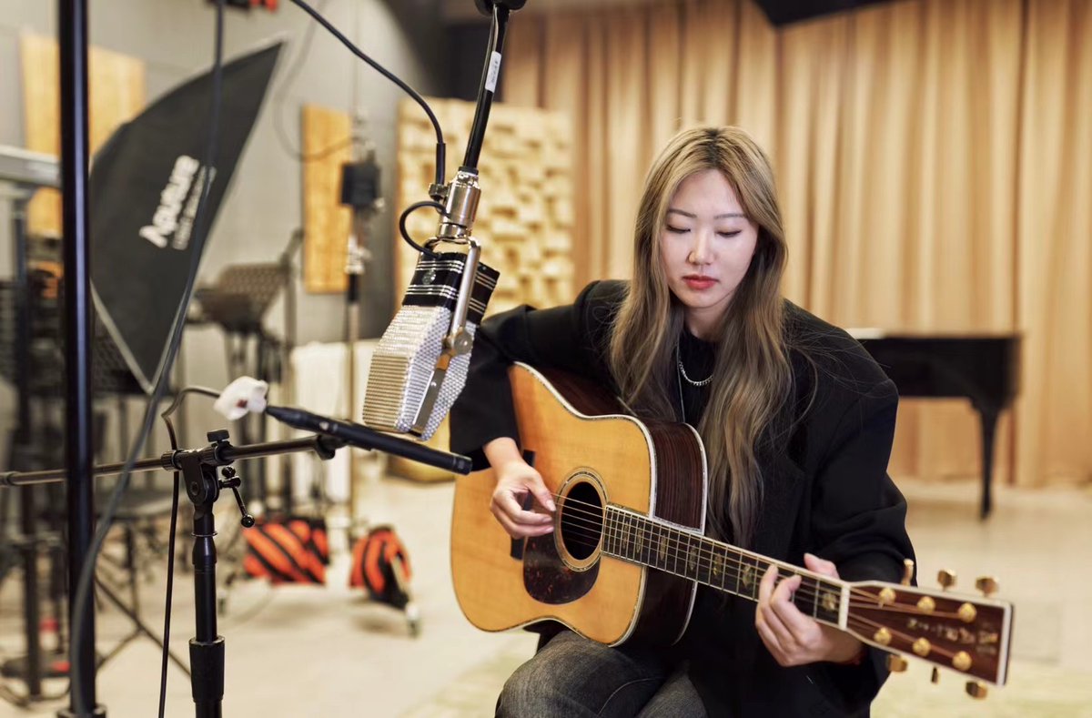 AEA R44C provides smooth texture for Acoustic Guitar recording
#mastering #analog #compressor #proaudio #recording #mixer #compeq #dictator