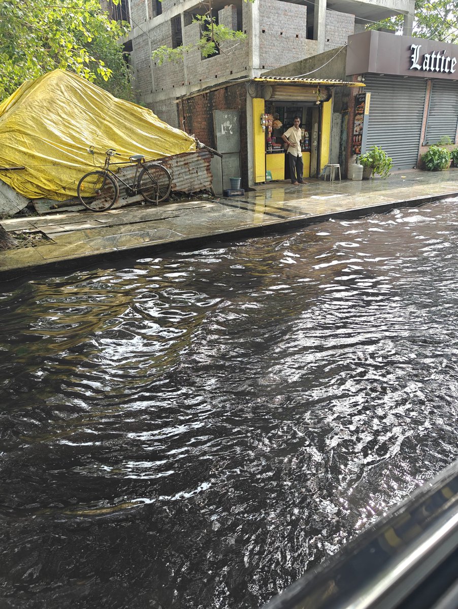 SaundaryaR's tweet photo. #LBRoad still flooded in patches as houses are draining the accumulated water. Traffic held up here. #ChennaiRains #CycloneMichuang https://t.co/TPJa3pLryh