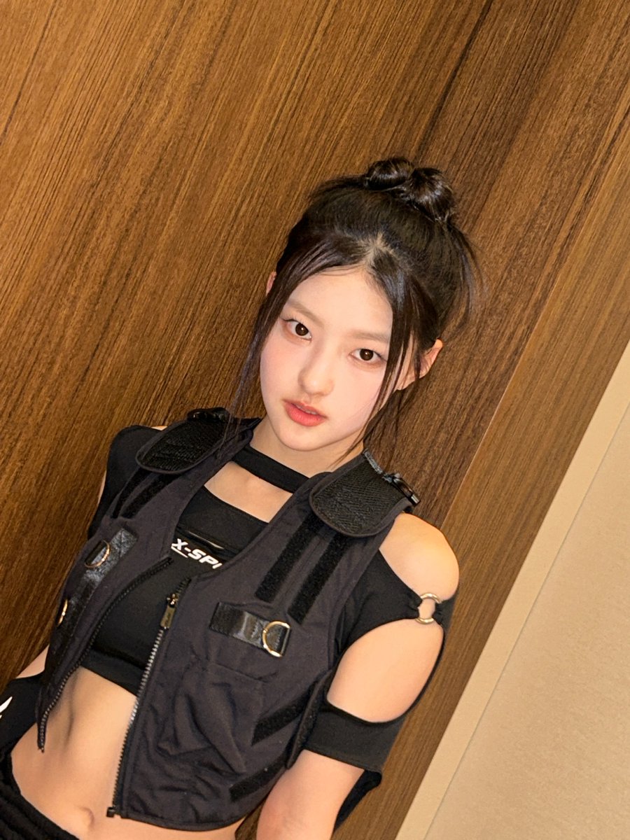 KISSOFLIFE_S2's tweet photo. [하늘🦋☁] 🖤✨

#KISSOFLIFE #키스오브라이프 #KIOF
#HANEUL #하늘 https://t.co/c0zdyItXVh