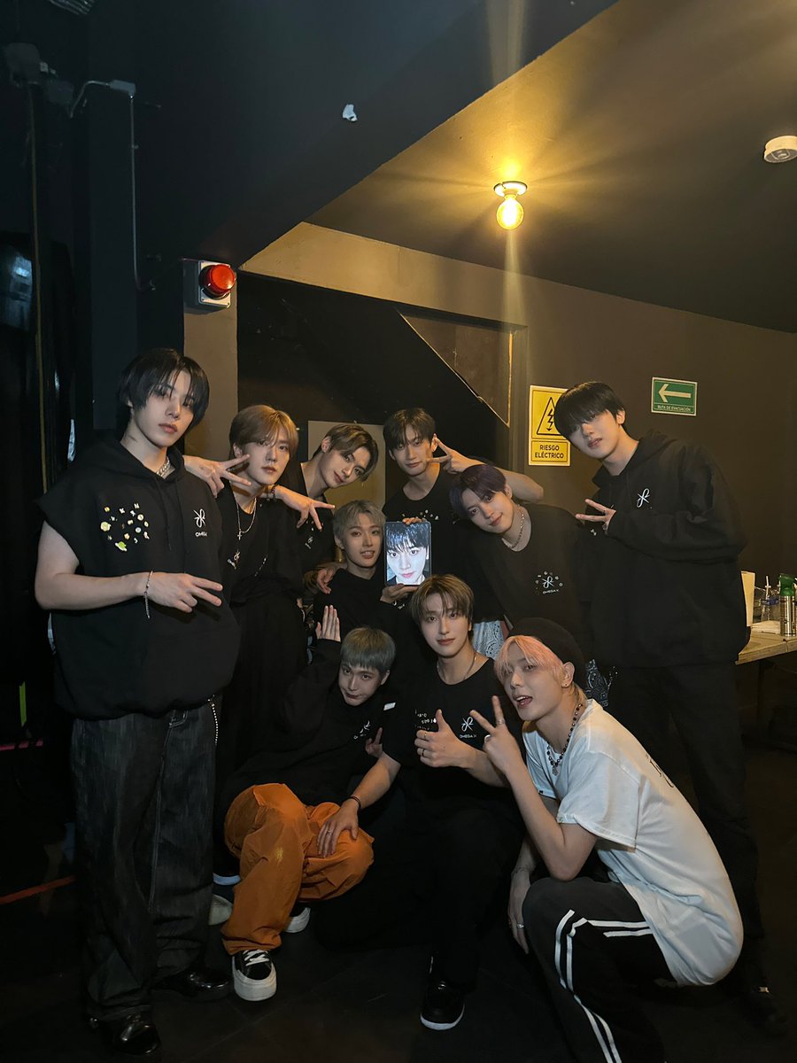 OmegaX_official's tweet photo. [📸]

OMEGA X in MEXICO CITY🌵🎇

뜨거운 함성 소리로 가득했던 오늘
아직도 열기가 식지 않은 멕시코의 밤 🔥
WE GONNA TAKE'EM ALL 👊

Los amamos, MEXICO FOR X ❤️‍🔥

#OMEGA_X #오메가엑스
#iykyk #KEEP_GOIN
#OMEGA_X_in_MEXICO_CITY https://t.co/pwyuX2045s