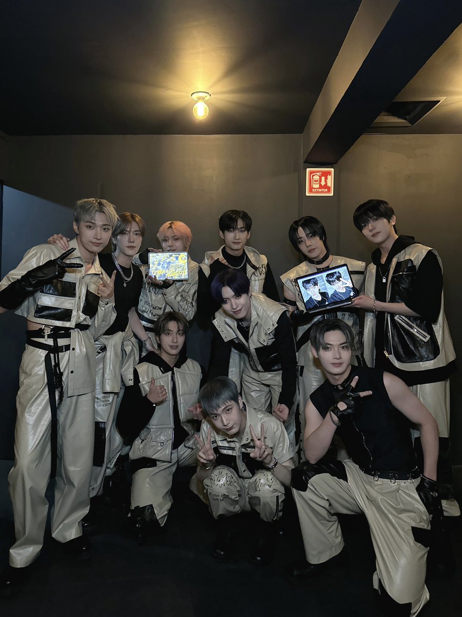 OmegaX_official's tweet photo. [📸]

OMEGA X in MEXICO CITY🌵🎇

뜨거운 함성 소리로 가득했던 오늘
아직도 열기가 식지 않은 멕시코의 밤 🔥
WE GONNA TAKE'EM ALL 👊

Los amamos, MEXICO FOR X ❤️‍🔥

#OMEGA_X #오메가엑스
#iykyk #KEEP_GOIN
#OMEGA_X_in_MEXICO_CITY https://t.co/pwyuX2045s