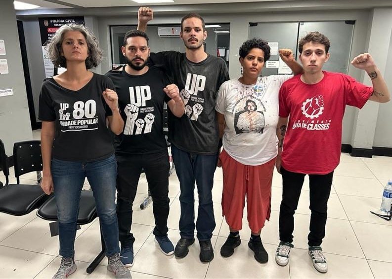 Quando chegou ao DP, já estava sem a maquiagem. Bando de mentirosos!