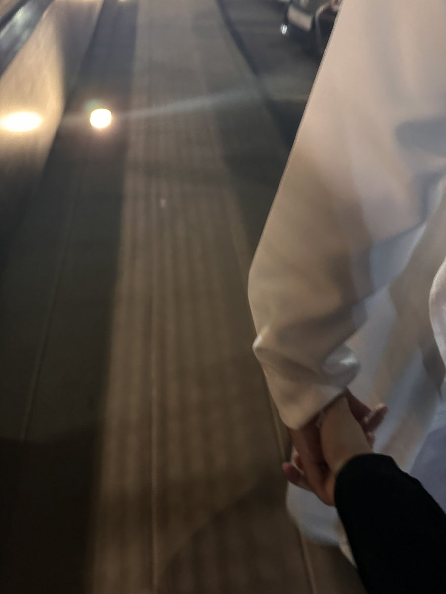 يروح العمر و إللي قد كسبته والسنين إلّاك
حبيبٍ لو بهت لون المحبة ما أختلف لونك❤️