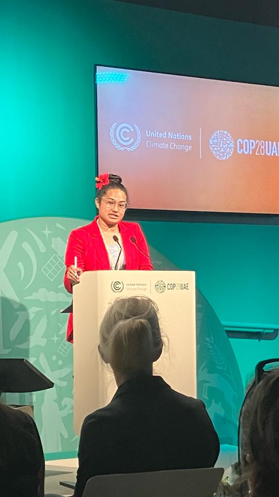 My sis @Gemma_NYK breaking boundaries @ #COP28  🌺  in true Pasifika style, moderating a panel #UNOceans hosted by @undoalos We see you sis Gemma! Galuega tele, manuia x ♥️  #Pasifika 👊 ✊